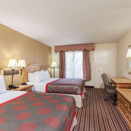 Ramada by Wyndham Lebanon Hotel Bagian luar foto
