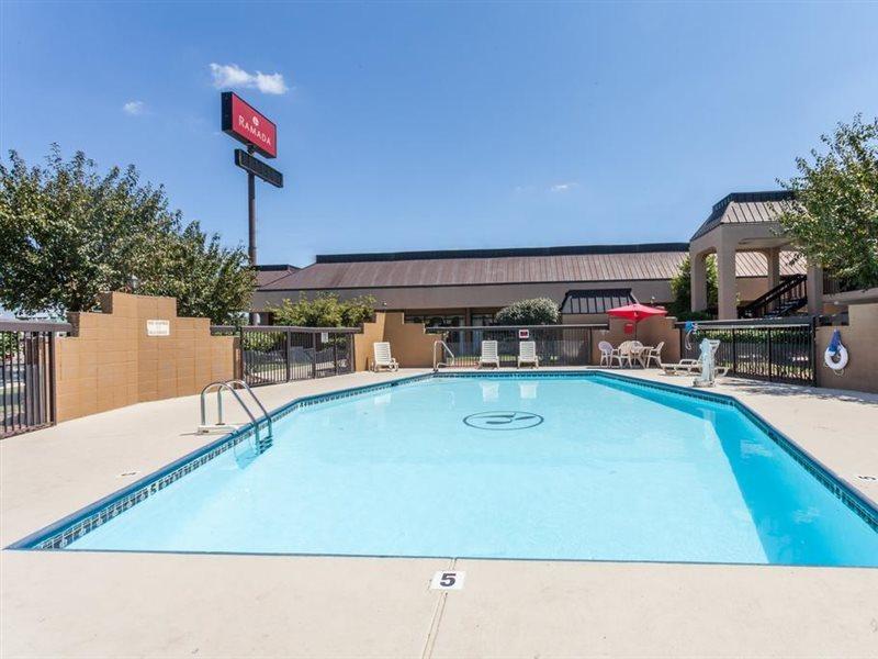 Ramada by Wyndham Lebanon Hotel Bagian luar foto