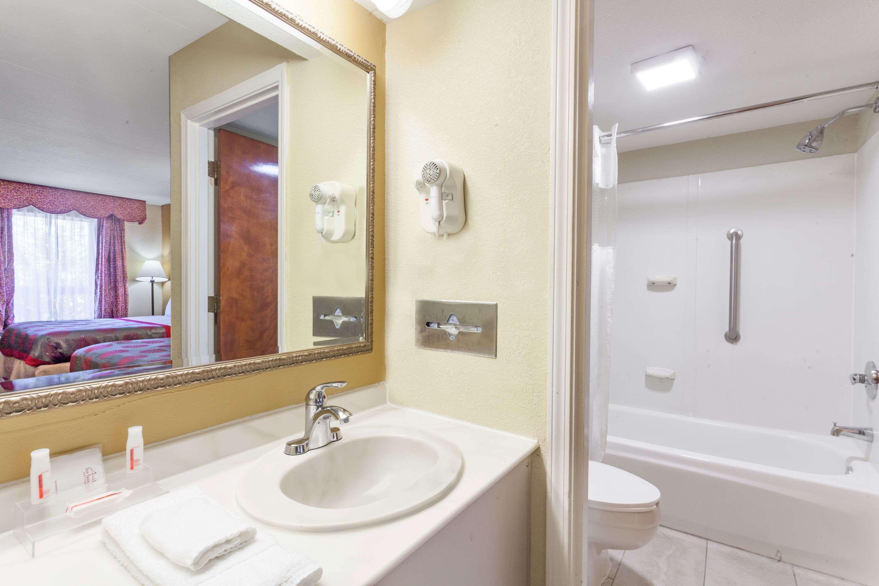Ramada by Wyndham Lebanon Hotel Bagian luar foto