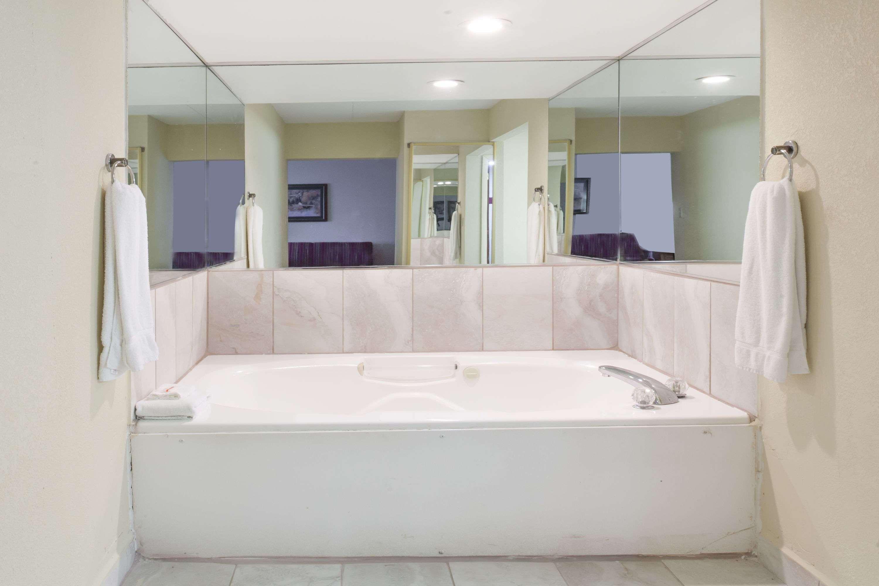 Ramada by Wyndham Lebanon Hotel Bagian luar foto