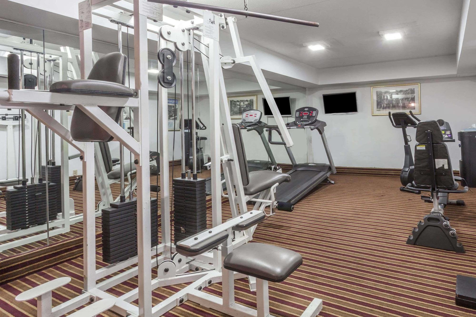 Ramada by Wyndham Lebanon Hotel Bagian luar foto