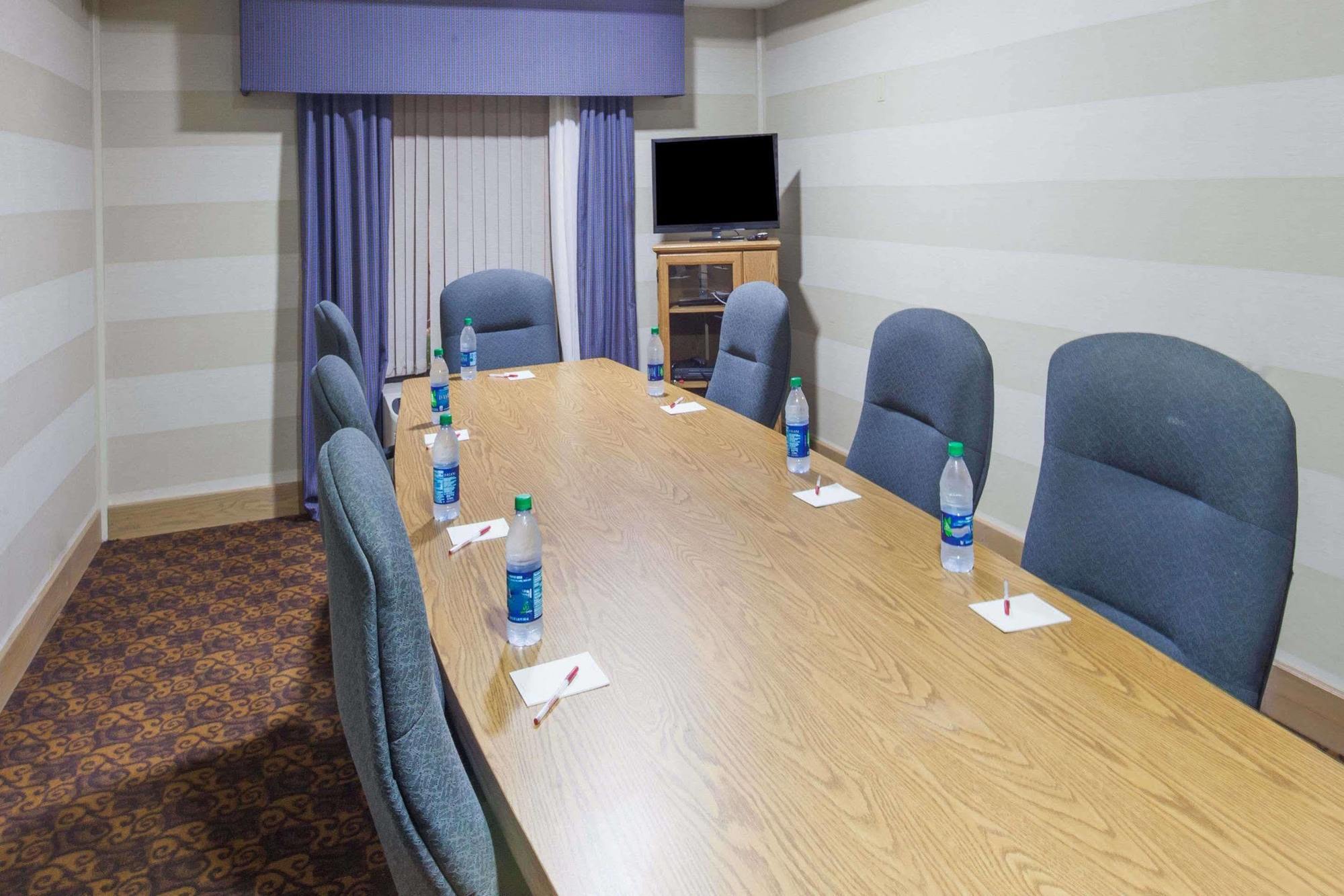 Ramada by Wyndham Lebanon Hotel Bagian luar foto